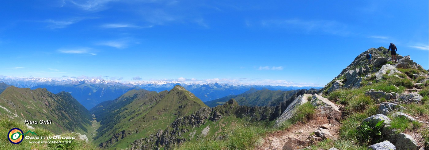 35 Siamo in cresta con vista della cima del Corno Stella, della Val Cerviera e verso Valtellina e Alpi Retiche .JPG